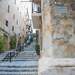 V86 - Luxury Boutique St Ursula Appartement